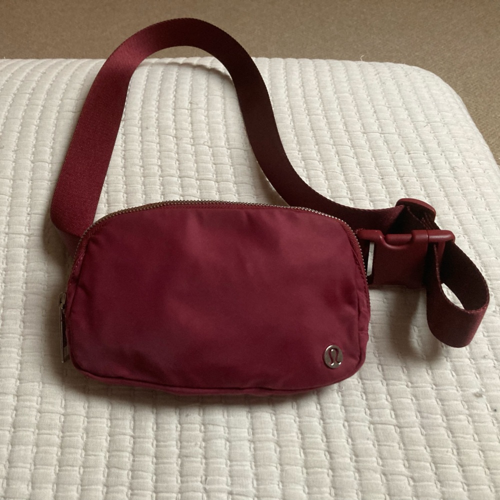 Lulu lemon belt bag